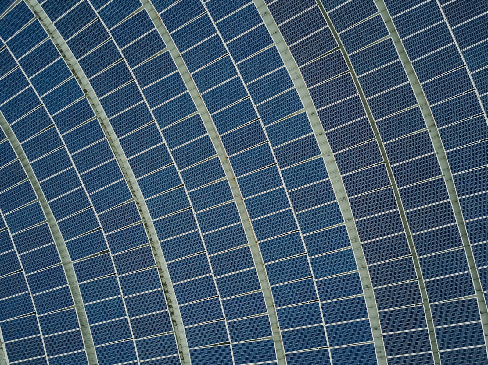 installer des panneaux solaires sur un hangar : un investissement rentable